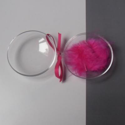 Boîte cadeau ronde, plume et ruban rose fuschia.