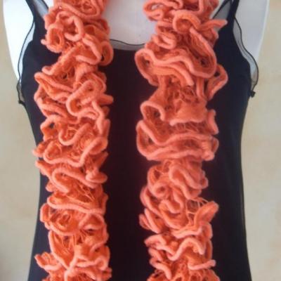 Echarpe frou-frou orange à volant, laine ruban.