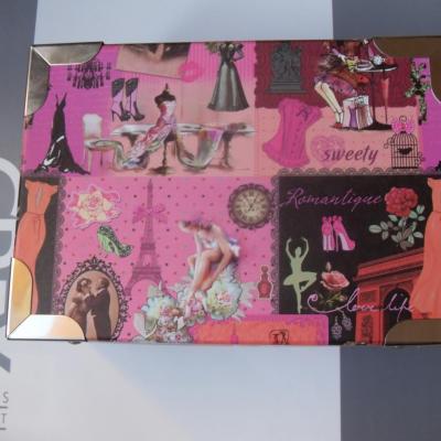 Coffret cadeaux style vintage, son écharpe frou-frou grise et ses mitaines.