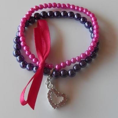 Bracelet perles rose fuschia et violet, ruban et son charm's coeur strass.