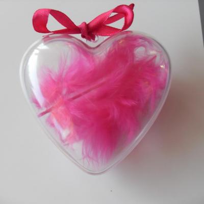 Boîte cadeau coeur, plume et ruban rose fuschia.