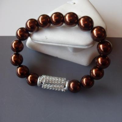 Bracelet marron perles et strass blanc.