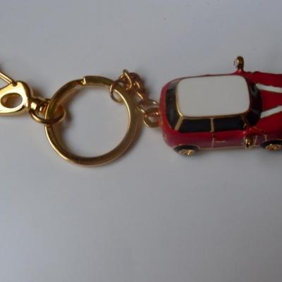 Porte clefs- bijou de sac, clé usb 8 gb, voiture mini rouge.