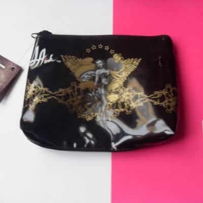 Pochette vernis noire et dorée, motif pin-up.